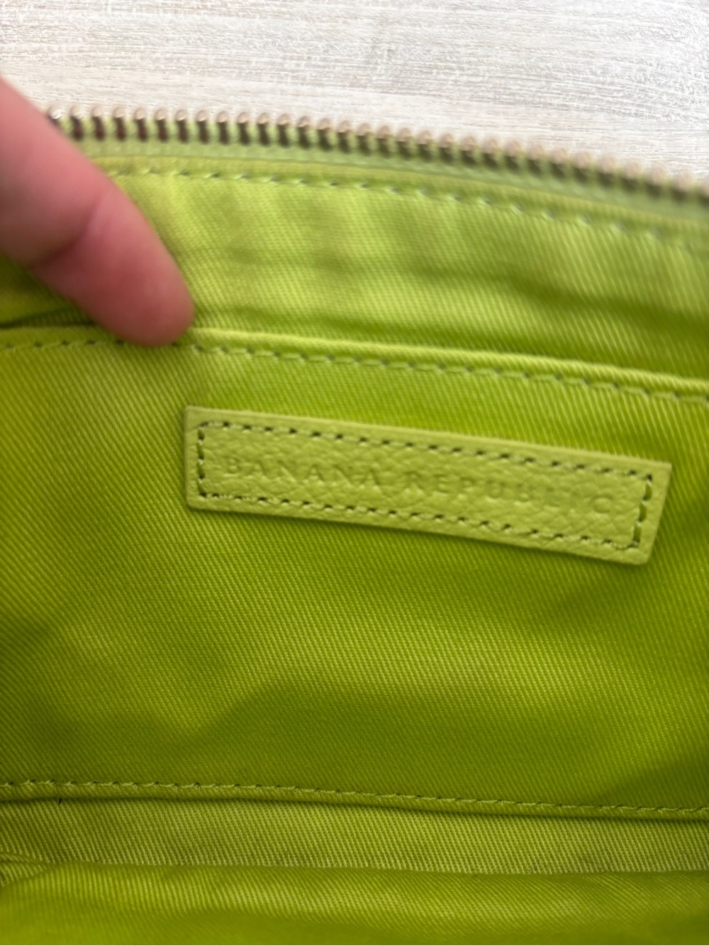 BANANA REPUBLIC Lime Green Y2K Boho Perforated Leather Wristlet Clutch Zipper - Picture 5 of 5